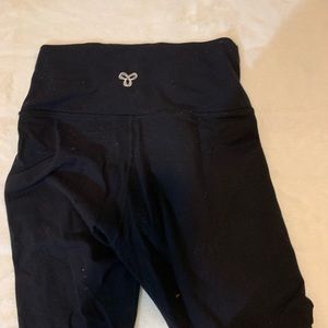 ARITZIA TNA LEGGINGS